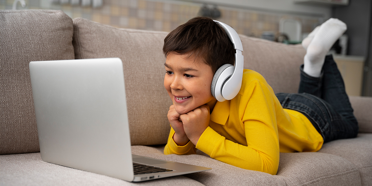 Enfants, écrans et été : les bons réflexes pour préserver leur vision