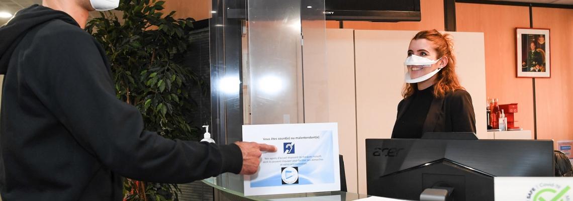Mascherine trasparenti per facilitare la comunicazione